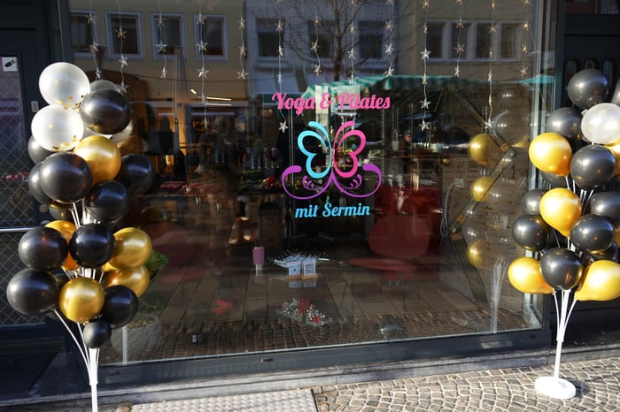 Schaufenster mit Schmetterlings-Logo am Markt