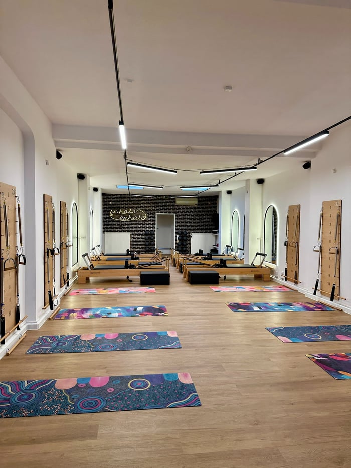 Kursraum mit bunten Yogamatten